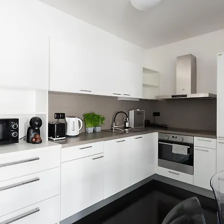 Apartment 3-room Penthouse With Terrace I Balcony I Metro I Near The Center Prag